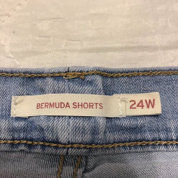 Women's‎ Levis Bermuda Jean shorts size 24W - Picture 2 of 5